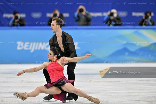 Фигуристы из Польши Наталья Калишек и Максим Сподырев выступают с произвольной программой по фигурному катанию на XXIV зимних Олимпийских играх (14 февраля 2022). ПекинПара заняла 17 место. - Sputnik Армения
