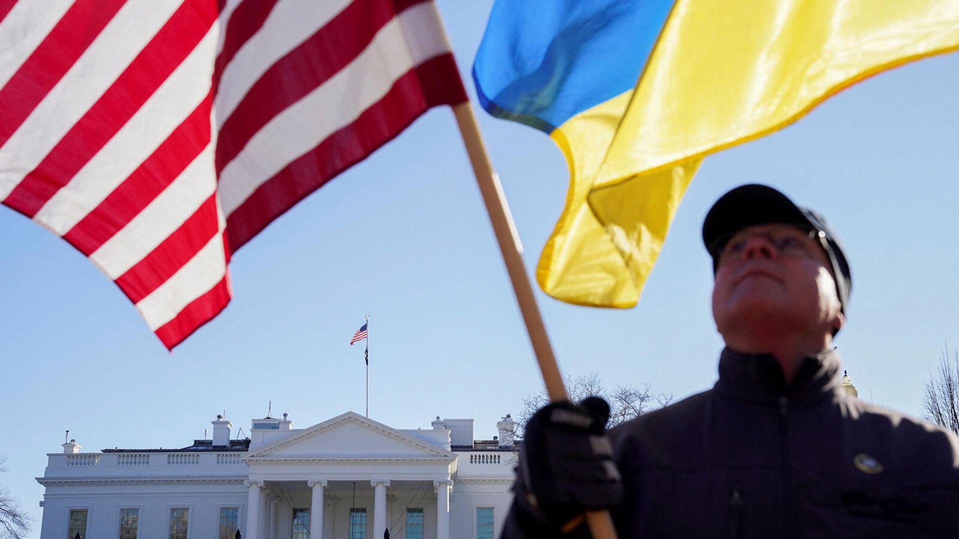 Активист с американским и украинским флагами на демонстрации против возможного вторжения России в Украину (29 января 2022). Вашингтон Активист с американским и украинским флагами на демонстрации против возможного вторжения России в Украину (29 января 2022). Вашингтон - Sputnik Армения, 1920, 28.02.2022