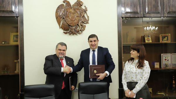 Շիրակի մարզպետ Նազելի Բաղդասարյանն ու Գյումրիի համայնքի ղեկավար Վարդգես Սամսոնյանը հանդիպել են Ուզբեկստանում ՀՀ դեսպան Արամ Գրիգորյանի հետ  - Sputnik Արմենիա