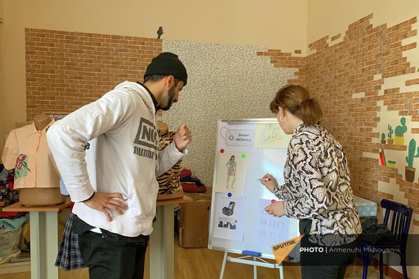 Программа Новая жизнь старой одежде во Дворце молодежи в Гюмри Программа Новая жизнь старой одежде во Дворце молодежи в Гюмри - Sputnik Армения