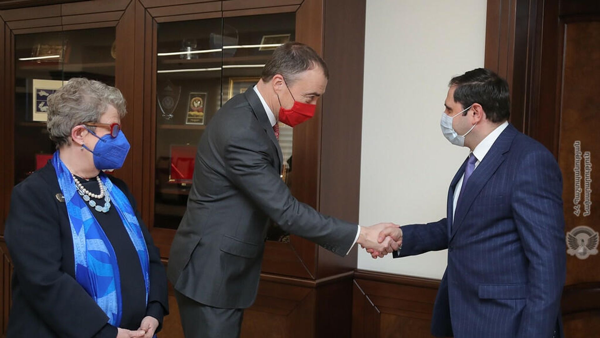 ՀՀ պաշտպանության նախարար Սուրեն Պապիկյանն ընդունել է Հարավային Կովկասի և Վրաստանի ճգնաժամի հարցերով Եվրոպական միության հատուկ ներկայացուցիչ Տոյվո Կլաարի գլխավորած պատվիրակությանը ՀՀ պաշտպանության նախարար Սուրեն Պապիկյանն ընդունել է Հարավային Կովկասի և Վրաստանի ճգնաժամի հարցերով Եվրոպական միության հատուկ ներկայացուցիչ Տոյվո Կլաարի գլխավորած պատվիրակությանը - Sputnik Արմենիա, 1920, 14.02.2022