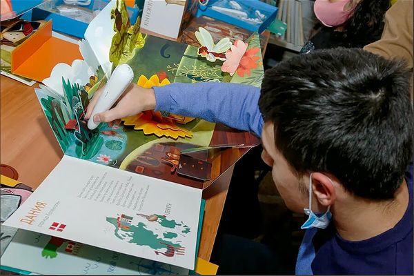 Иллюстрированная интерактивная русская литература для детей с нарушениями зрения - Sputnik Армения