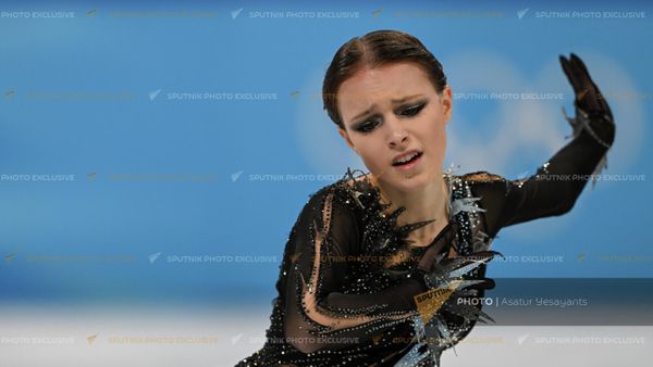 Анна Щербакова (Россия) во время короткой программы женского одиночного катания по фигурному катанию на XXIV зимних Олимпийских играх (15 февраля 2022). Пекин - Sputnik Армения