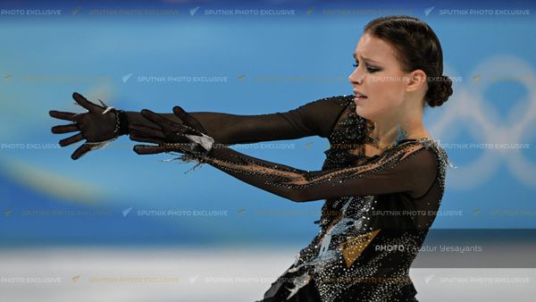 Анна Щербакова (Россия) во время короткой программы женского одиночного катания по фигурному катанию на XXIV зимних Олимпийских играх (15 февраля 2022). Пекин - Sputnik Армения