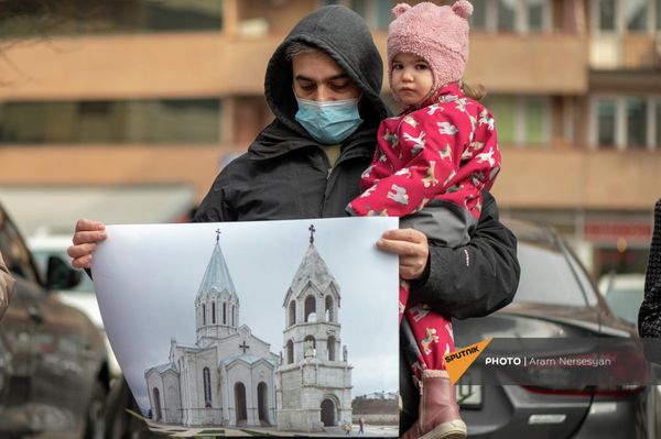 Акция с требованием остановить уничтожение и присвоение армянского культурного наследия в Нагорном Карабахе.Участники акции пришли к офису ООН в Ереване с транспарантами и фотографиями памятников, оказавшихся на грани уничтожения. - Sputnik Армения
