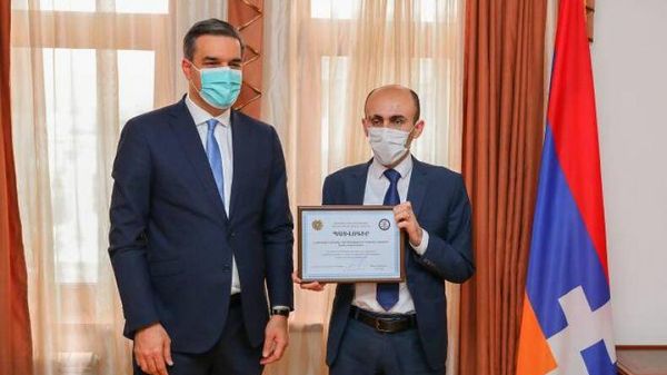 Артак Бегларян принял и вручил награды омбудсмену РА Арману Татояну (16 февраля 2022). Степанакерт - Sputnik Армения