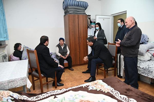 Հայաստանի մարդու իրավունքների պաշտպան Արման Թաթոյանը Արցախի գործընկերոջ&#x60; Գեղամ Ստեփանյանի հետ Ստեփանակերտում այցելել է Շուշիից ու Հադրութից  բռնի տեղահանված խաղաղ բնակիչների ժամանակավոր կացարան - Sputnik Արմենիա
