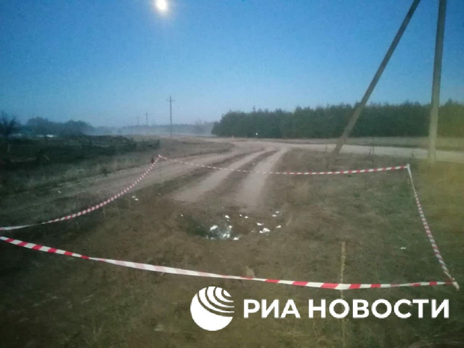 Kадры с места попадания снаряда недалеко от границы с Украиной в Ростовской области - Sputnik Армения, 1920, 19.02.2022
