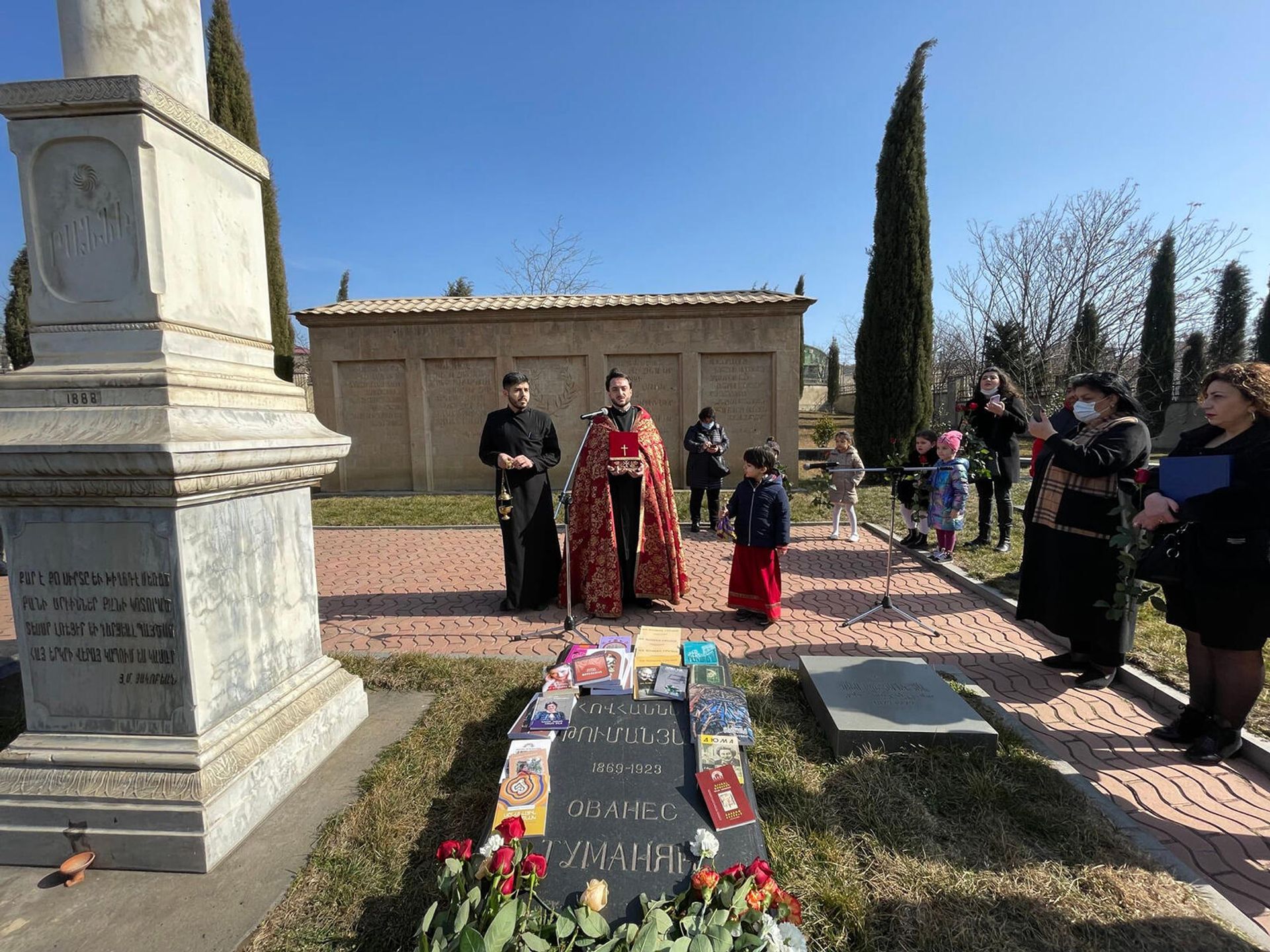 Мероприятие в пантеоне Ходживанк по случаю 153-летия Ованеса Туманяна (19 февраля 2022). Тбилиси - Sputnik Армения, 1920, 19.02.2022
