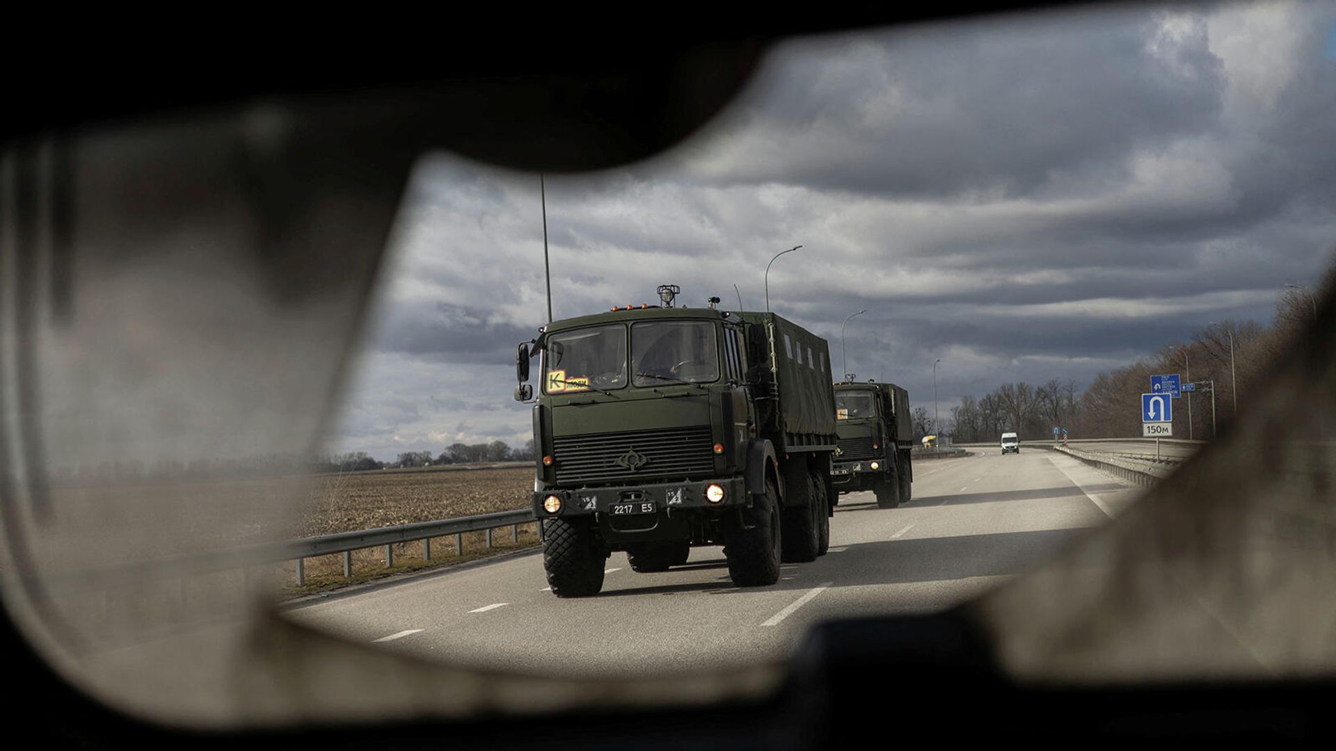 Военные грузовики на автотрассе недалеко от Киева (18 февраля 2022). Украина Военные грузовики на автотрассе недалеко от Киева (18 февраля 2022). Украина - Sputnik Армения, 1920, 21.02.2022