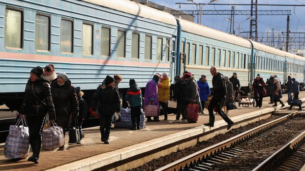 Жители Донецкой народной республики (ДНР) на железнодорожной станции в Дебальцево во время эвакуации на территорию России в Ростовскую область - Sputnik Армения