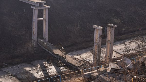 Разрушенный пешеходный мост в районе населенного пункта Станица-Луганская - Sputnik Армения