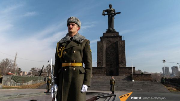 Почетный караул у Вечного огня в парке Победы (21 февраля 2022). Еревaн - Sputnik Армения