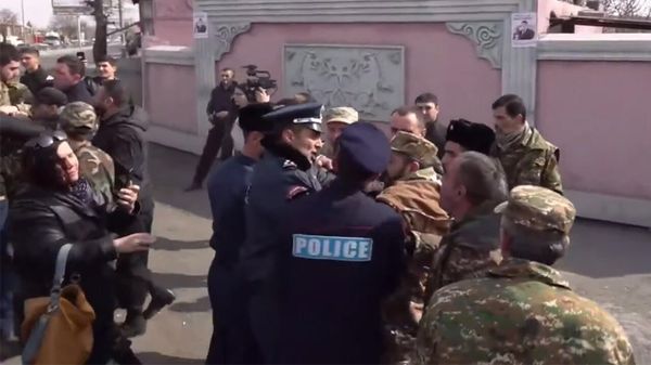 Акция протеста против приезда в Армению азербайджанских депутатов переросла в потасовку - Sputnik Армения