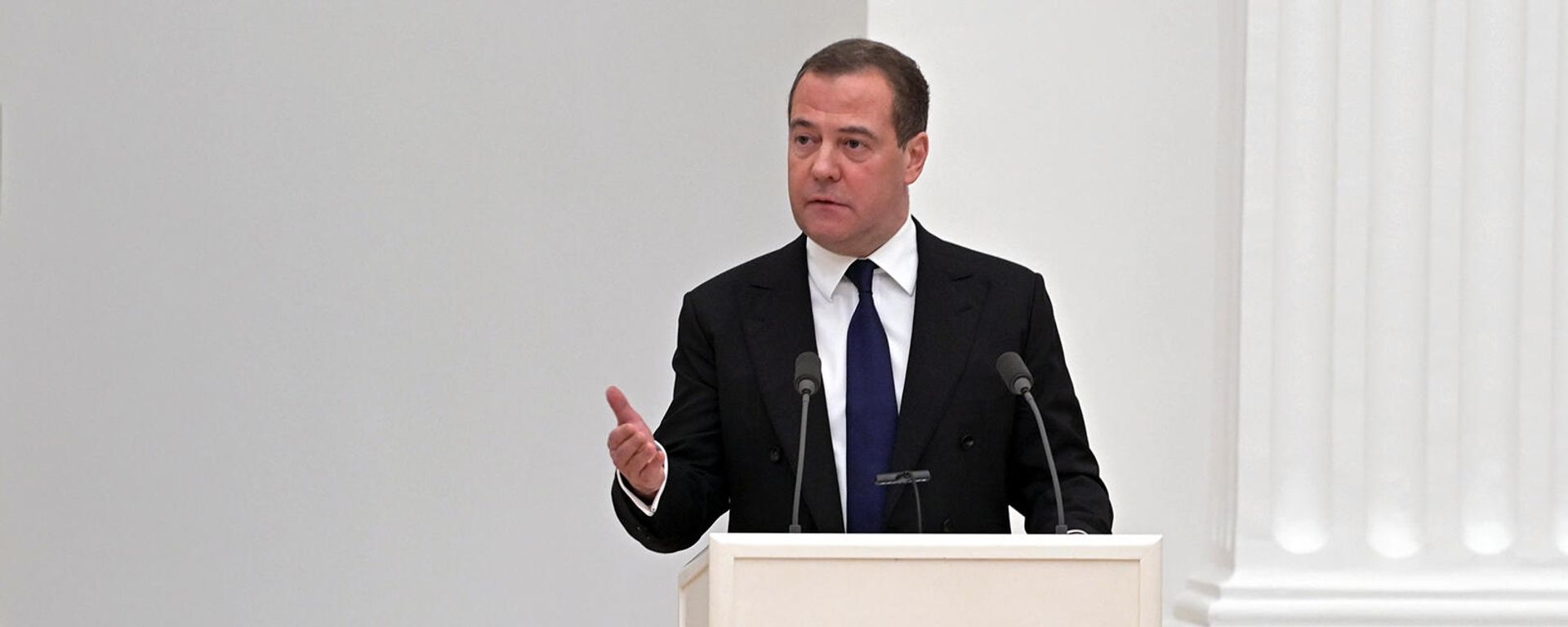 Заместитель председателя Совета безопасности России Дмитрий Медведев выступает на оперативном совещании президента РФ с постоянными членами Совета безопасности РФ (21 февраля 2022). Москвa - Sputnik Армения, 1920, 25.03.2022