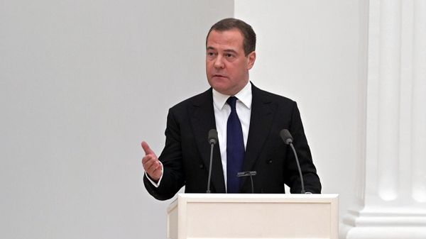 Заместитель председателя Совета безопасности России Дмитрий Медведев выступает на оперативном совещании президента РФ с постоянными членами Совета безопасности РФ (21 февраля 2022). Москвa - Sputnik Армения