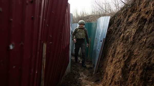 Президент Украины Владимир Зеленский посетил передовые позиции военных в Донецкой области (17 февраля 2022). Украина - Sputnik Армения