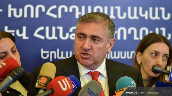 Депутат армянской делегации в ПА Евронест Артур Хачатрян во время брифинга (22 февраля 2022). Еревaн - Sputnik Армения