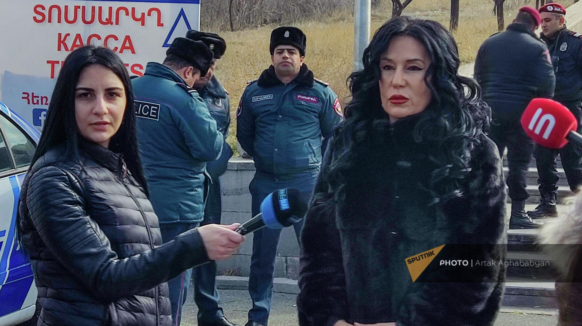 Նաիրա Զոհրաբյանը պատասխանում է լրագրողների հարցերին Կարեն Դեմիրճյանի անվան մարզահամերգային համալիրի մոտ «Եվրանեսթ» խորհրդարանական վեհաժողովի նիստի օրը (22 փետրվարի, 2022թ). Երևան - Sputnik Արմենիա, 1920, 22.02.2022