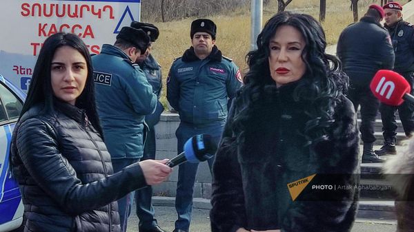 Наира Зограбян отвечает на вопросы журналистов перед зданием спортивно-концертного комплекса имени Карена Демирчяна в день заседании Евронест (22 февраля 2022). Еревaн - Sputnik Армения