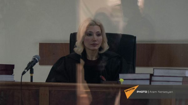 Դատավոր Աննա Դանիբեկյանը ՀՀ երկրորդ նախագահ Ռոբերտ Քոչարյանի և նախկին փոխվարչապետ Արմեն Գևորգյանի դեմ հարուցված կաշառակերության մեղադրանքով քրգործով դատական նիստի ժամանակ (22 փոտրվարի, 2022թ). Երևան - Sputnik Արմենիա