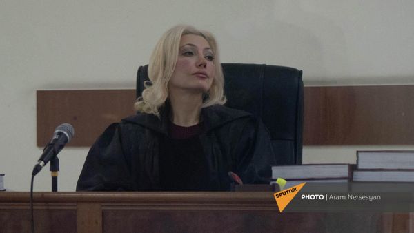Судья Анна Данибекян на судебном заседании по делу в отношении второго президента Армении Роберта Кочаряна и бывшего вице-премьера Армена Геворкяна (22 февраля 2022). Еревaн - Sputnik Армения