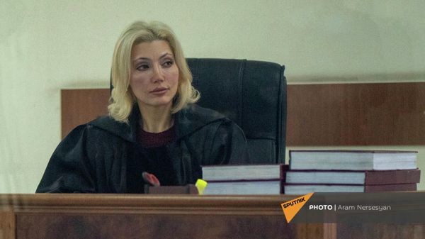 Դատավոր Աննա Դանիբեկյանը ՀՀ երկրորդ նախագահ Ռոբերտ Քոչարյանի և նախկին փոխվարչապետ Արմեն Գևորգյանի դեմ հարուցված կաշառակերության մեղադրանքով քրգործով դատական նիստի ժամանակ (22 փոտրվարի, 2022թ). Երևան - Sputnik Արմենիա