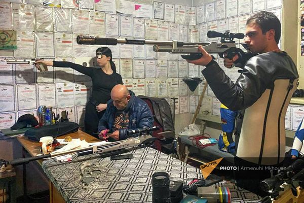 Серебряный призер Европы Ованнес Маркарян в детско-юношеской спортивной школе стрельбы общины Гюмри - Sputnik Армения