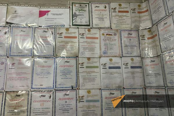Дипломы и грамоты в детско-юношеской спортивной школе стрельбы общины Гюмри - Sputnik Армения