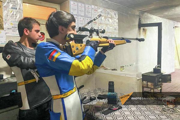 Гор Хачатрян и Ованнес Маркарян в детско-юношеской спортивной школе стрельбы общины Гюмри - Sputnik Армения
