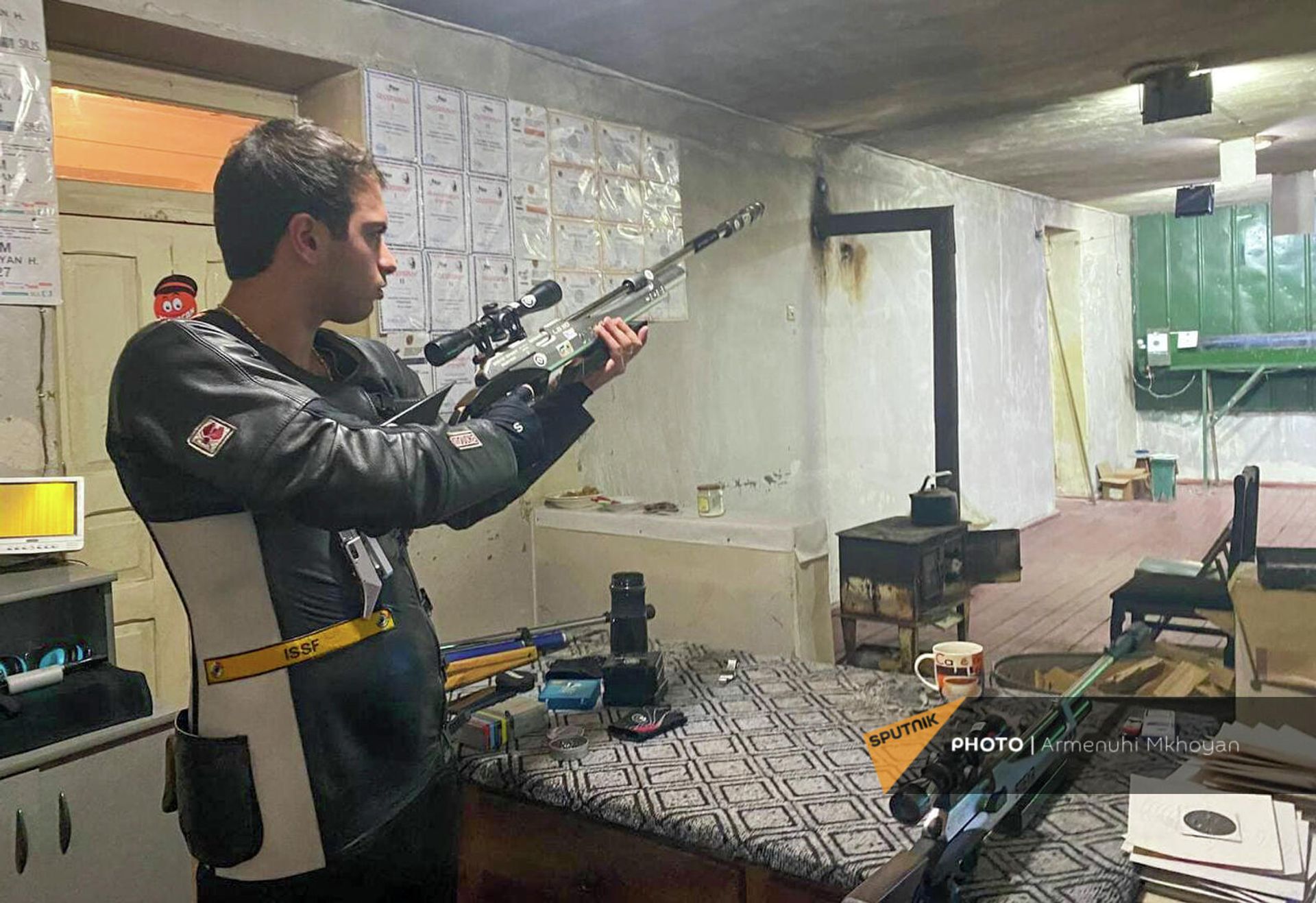 Серебряный призер Европы Ованнес Маркарян в детско-юношеской спортивной школе стрельбы общины Гюмри - Sputnik Армения, 1920, 28.02.2022