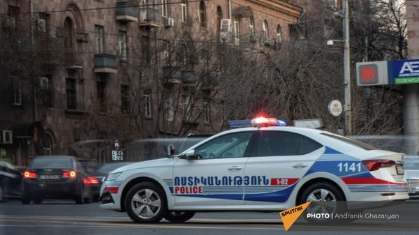 Автомобиль патрульной службы полиции на площади Сахарова в Ереване - Sputnik Армения