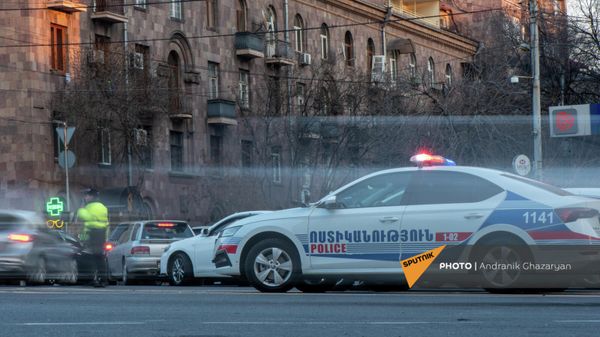 Автомобиль патрульной службы полиции на площади Сахарова в Ереване - Sputnik Армения