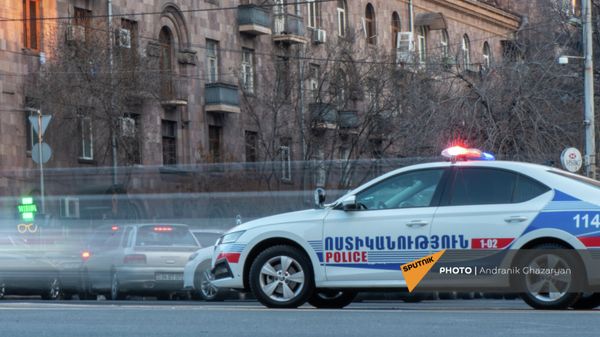 Автомобиль патрульной службы полиции на площади Сахарова в Ереване - Sputnik Армения