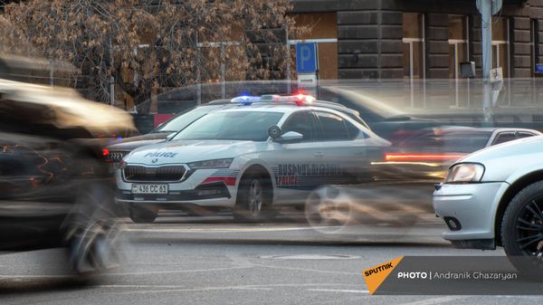 Автомобиль патрульной службы полиции на площади Сахарова в Ереване - Sputnik Армения