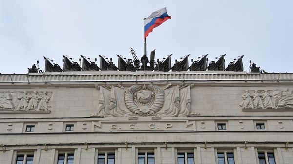 Государственный флаг России на здании Министерства обороны РФ в Москве - Sputnik Армения