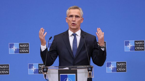 Генеральный секретарь НАТО Йенс Столтенберг выступает на пресс-конференции после внеочередного заседания Комиссии Украина-НАТО (22 февраля 2022). Брюссель - Sputnik Армения