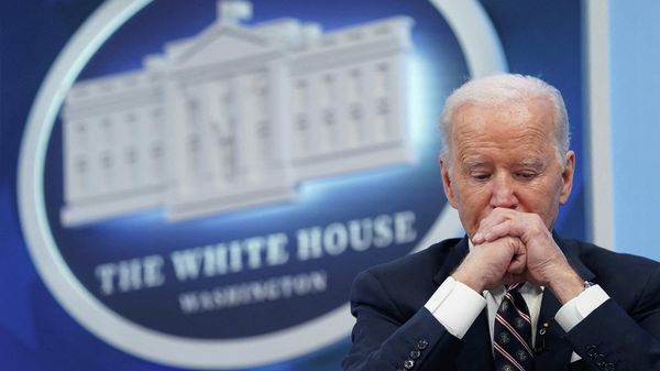 Президент США Джо Байден задумчиво сидит во время виртуального Круглого стола (22 февраля 2022). Вашингтон - Sputnik Армения