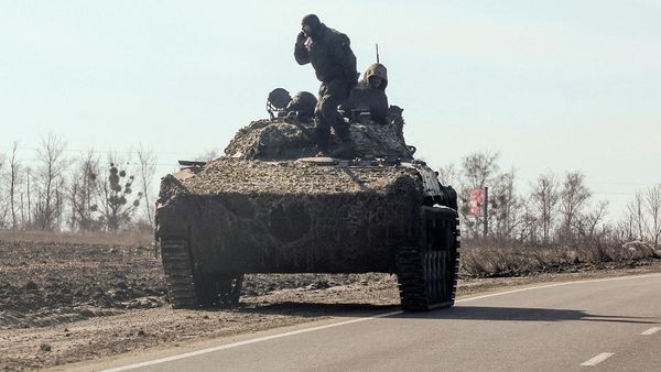 Военные на бронетранспортере в Харьковской области (24 февраля 2022). Украина - Sputnik Армения