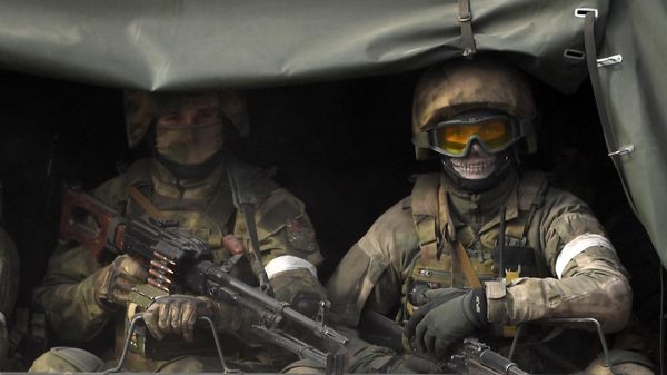 Военнослужащие ВС РФ в автомобиле колонны военной техники в Армянске  - Sputnik Армения