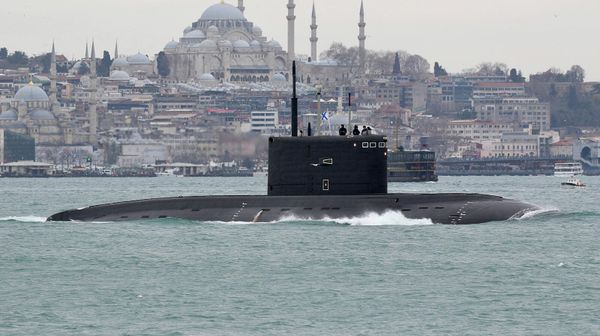 Подводная лодка ВМФ России Ростов-на-Дону в Босфорском проливе (13 февраля 2022). Турция - Sputnik Армения