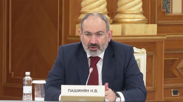 Премьер-министр Армении Никол Пашинян на встрече с президентом Казахстана Касым-Жомартом Токаевым и главами правительств ЕАЭС (25 яевраля 2022). Нур-Султан - Sputnik Армения