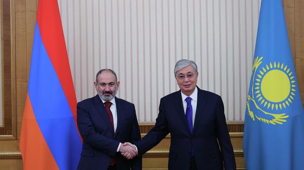 Встреча премьер-министра Армении Никола Пашиняна с президентом Казахстана Касым-Жомартом Токаевым (25 февраля 2022). Нур-Султан 
 - Sputnik Армения