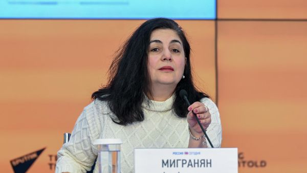 Ведущий научный сотрудник Института экономики РАН Аза Мигранян на пресс-конференции в мультимедийном пресс-центре Sputnik (25 февраля 2022). Москва - Sputnik Армения
