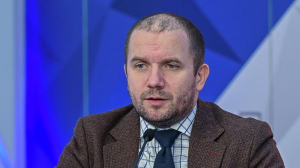 Старший научный сотрудник Центра постсоветских исследований ИМЭМО РАН Станислав Притчин на пресс-конференции в мультимедийном пресс-центре Sputnik (25 февраля 2022). Москва - Sputnik Армения
