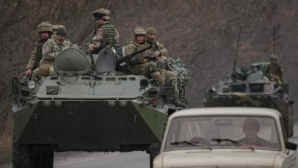 Украинские военнослужащие на бронетранспортерах в Донецкой области (24 февраля 2022). Украина - Sputnik Армения