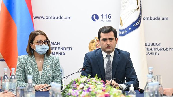 И.о. председателя НС Акоп Аршакян представил омбудсмена Кристине Григорян аппарату защитника прав человека в связи с переходом к исполнению полномочий нового защитника (25 февраля 2022). Еревaн - Sputnik Армения