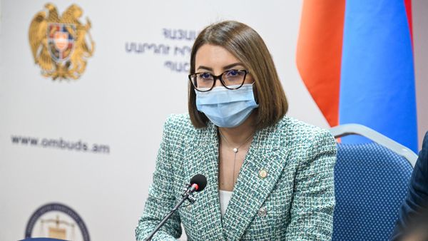 ԱԺ նախագահի լիազորությունները կատարող Հակոբ Արշակյանը Մարդու իրավունքների պաշտպան Քրիստիննե Գրիգորյանին ներկայացրել է Պաշտպանի աշխատակազմին (25 փետրվարի, 2022թ). Երևան - Sputnik Արմենիա
