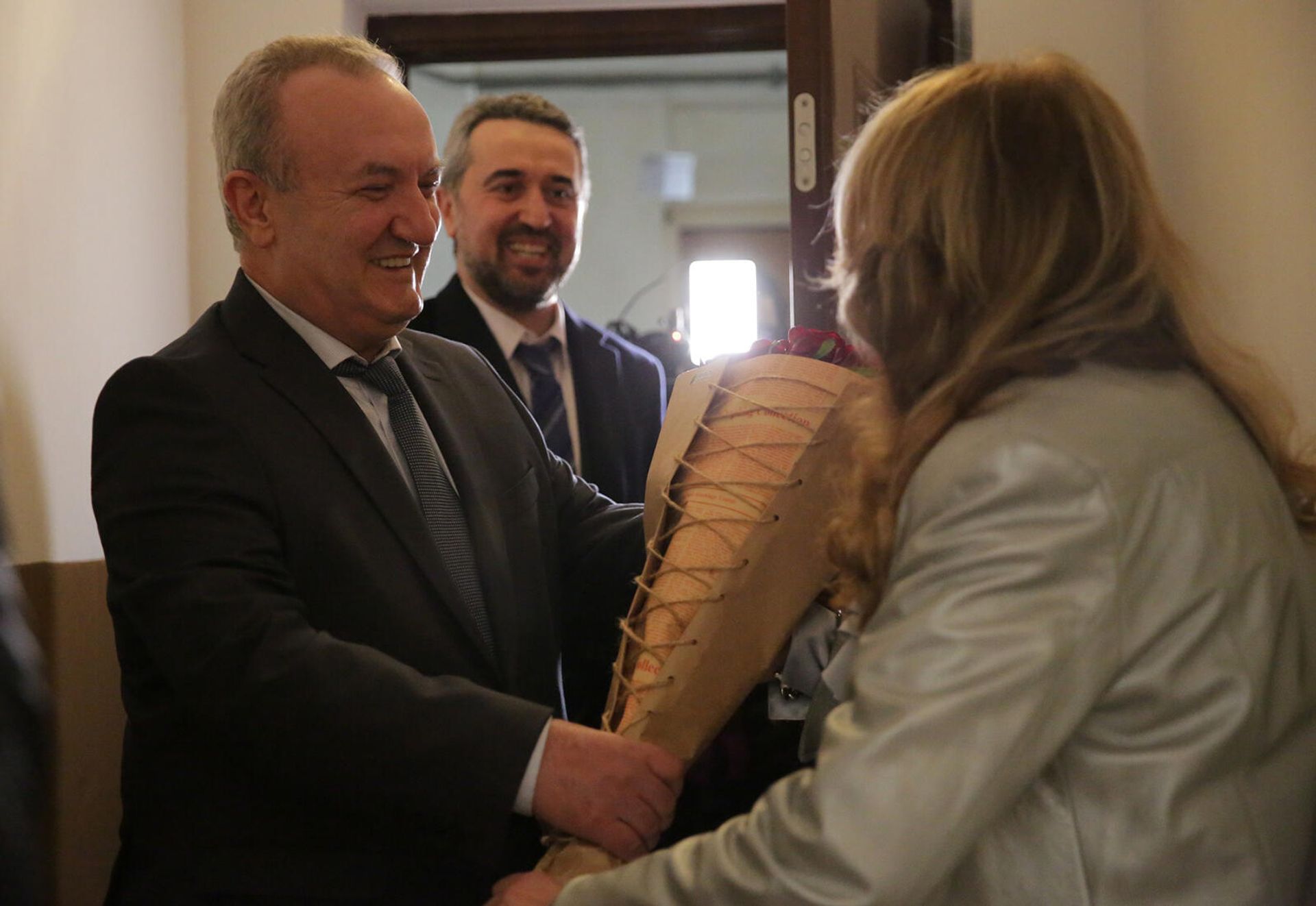 Министр ОНКС Ваграм Думанян и заместитель министра Ара Хзмалян посетили певицу Раису Мкртчян, поздравили с 80-летним юбилеем (25 февраля 2022). Еревaн - Sputnik Արմենիա, 1920, 25.02.2022