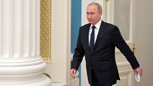Президент РФ Владимир Путин перед началом встречи с представителями российских деловых кругов (24 февраля 2022). Москвa - Sputnik Армения